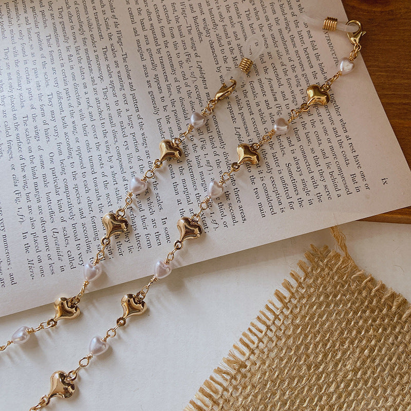 Chic pearl and gold accent necklace for women, a stylish fashion accessory for any elegant outfit.
