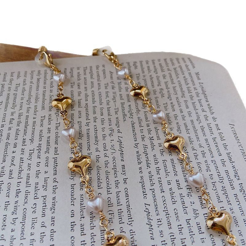 Versatile women's elegant pearl & gold accent necklace, ideal for both everyday wear and dressy events.