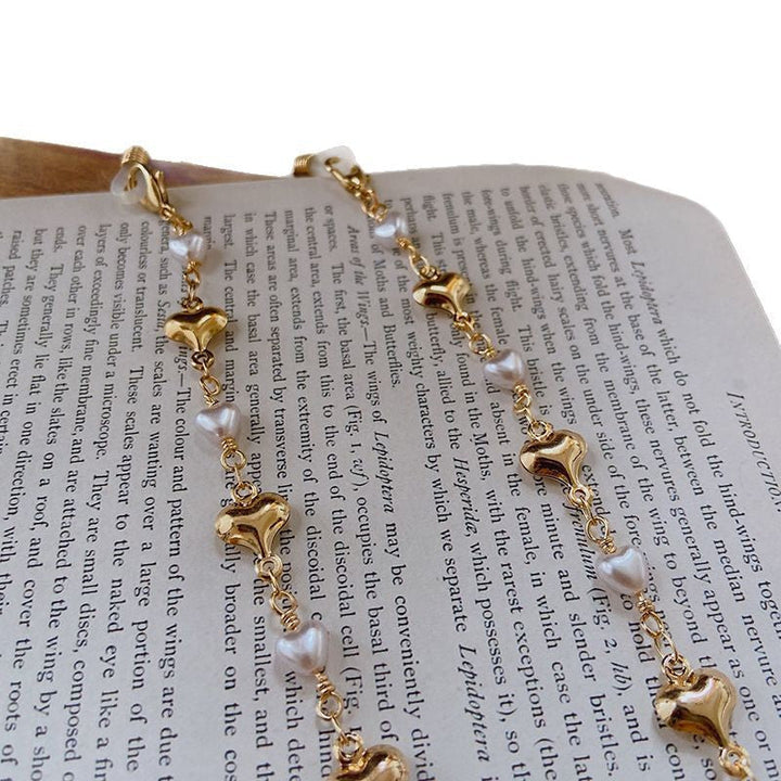 Versatile women's elegant pearl & gold accent necklace, ideal for both everyday wear and dressy events.