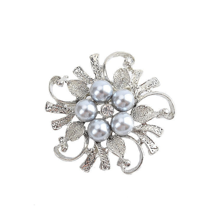 Chic women's pearl floral brooch, a sophisticated jewelry accessory and perfect gift for elegant ladies.