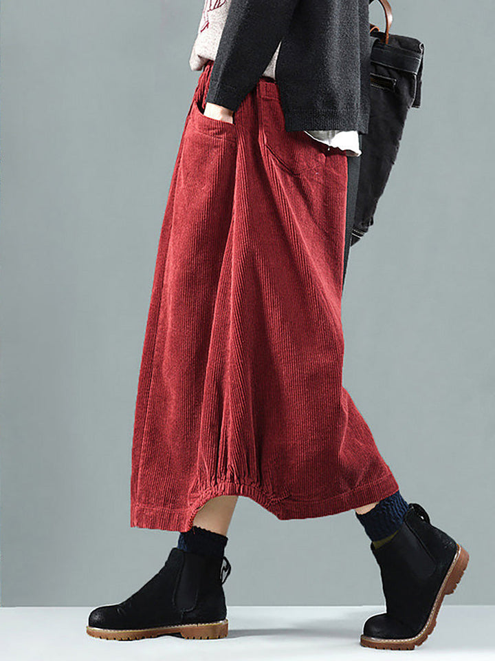 Casual women's long pleated A-line maxi skirt in flowy fabric with hidden pockets, suitable for all seasons.