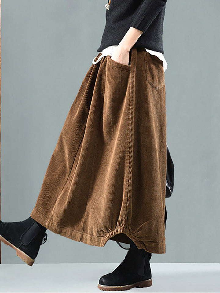 Stylish women's elegant A-line pleated maxi skirt featuring a comfortable loose fit and practical side pockets.