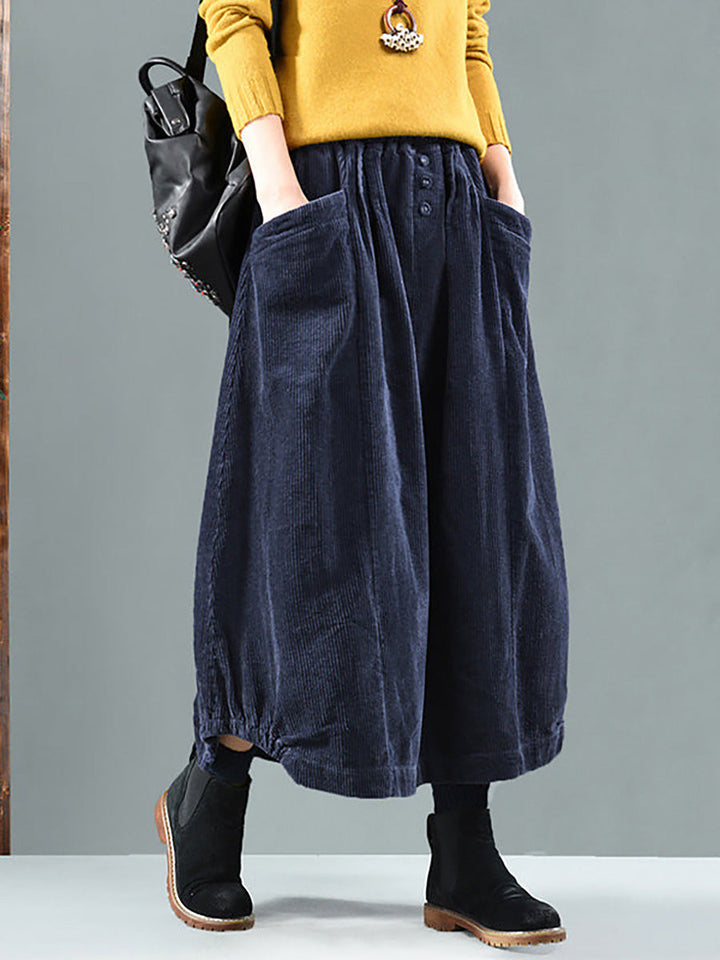 Versatile women's long pleated A-line maxi skirt, offering a comfortable loose fit and essential discreet pockets.