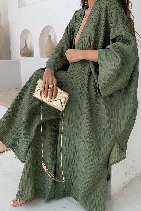 Casual pleated kimono two-piece set for women. Elegant and comfortable loungewear, perfect for versatile spring fashion.