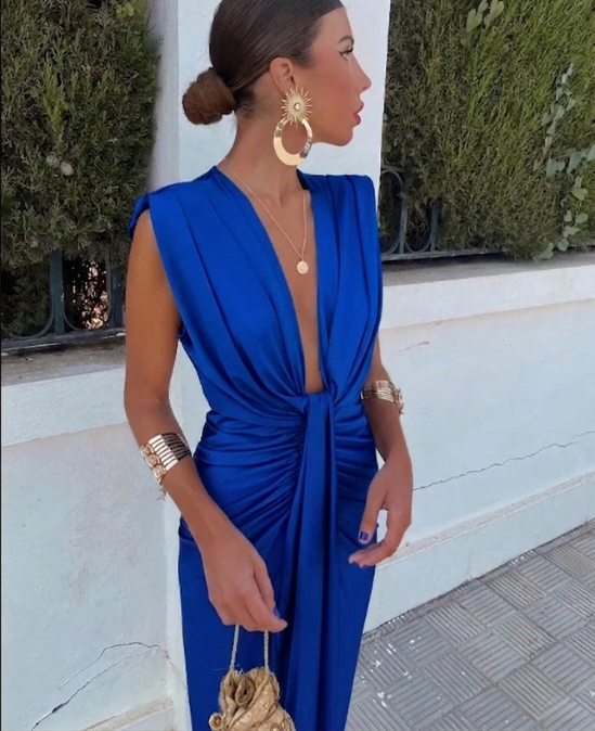 Chic women's pleated maxi dress; elegant & versatile for formal gatherings, evening wear, or summer occasions.