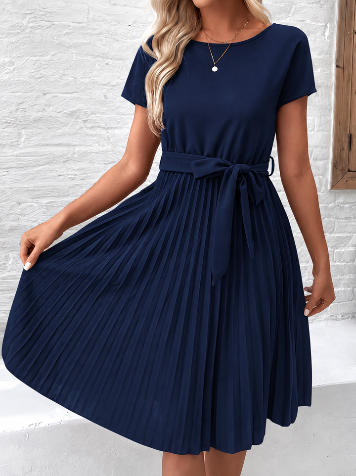 Versatile elegant women's midi dress, pleated design & tie waist, suitable for various occasions.