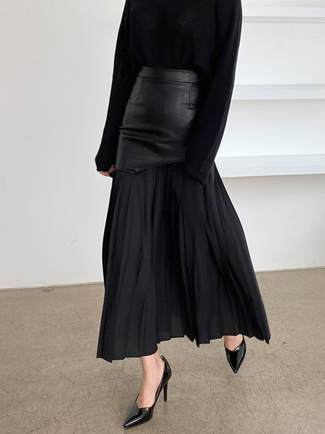 Modern women's midi skirt: elegantly pleated with a stylish asymmetrical cut. High-waisted and versatile.