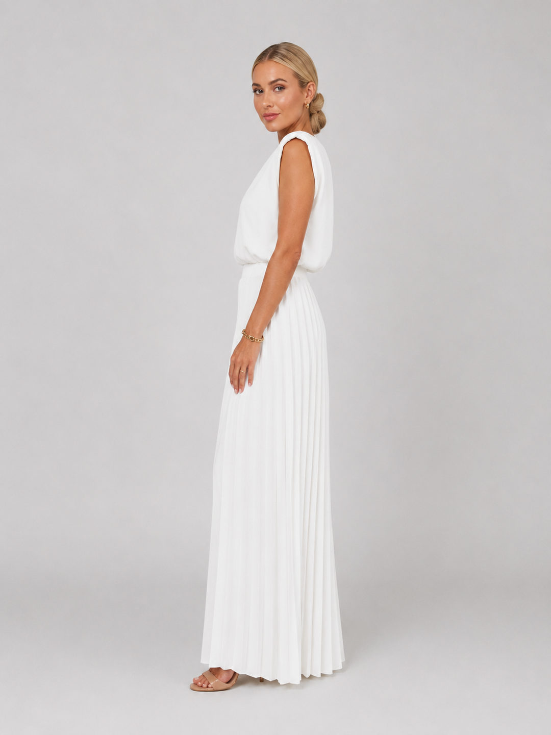 Comfortable women's pleated wide-leg trouser set, perfect for a smart casual look or summer style.