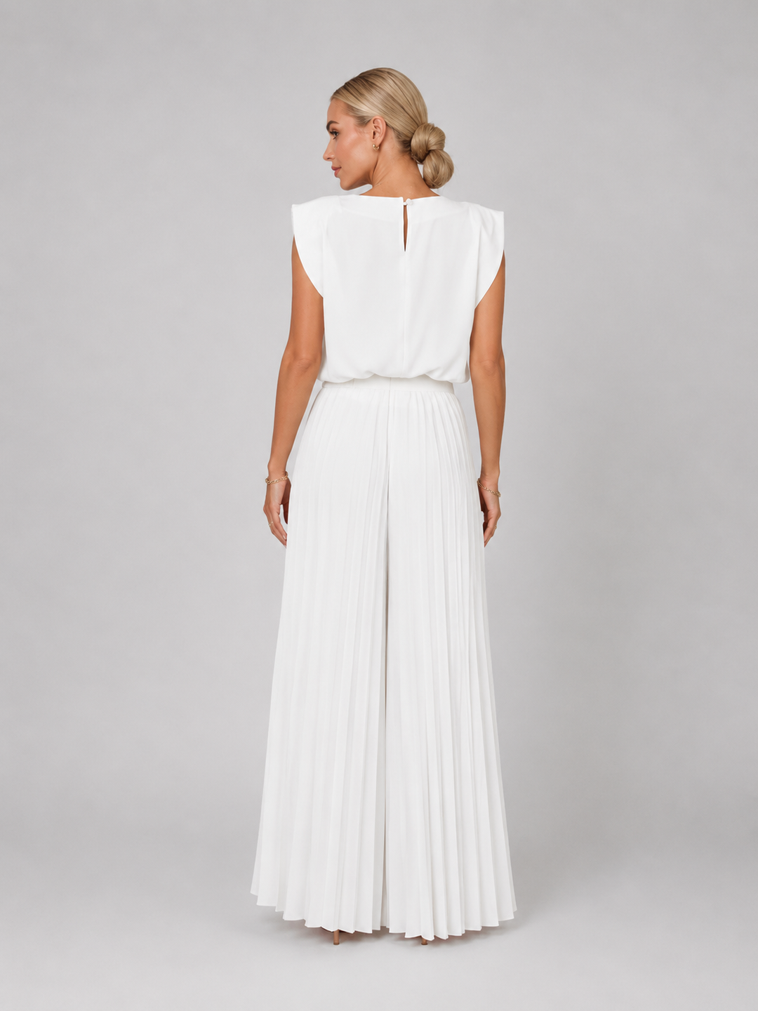Stylish women's matching pleated wide-leg trouser set. An elegant two-piece outfit for women.