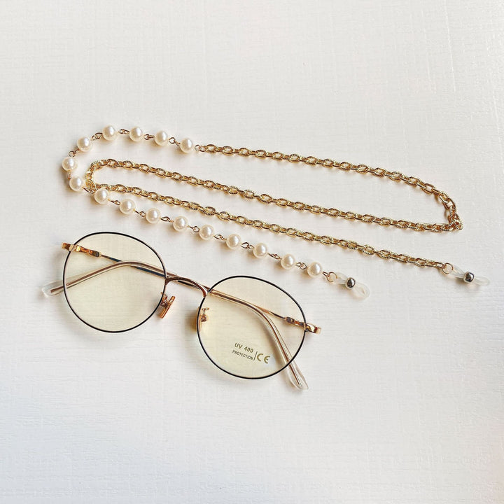 Fashionable women's eyewear with a unique pearl chain accent, perfect for a stylish and elegant accessory.