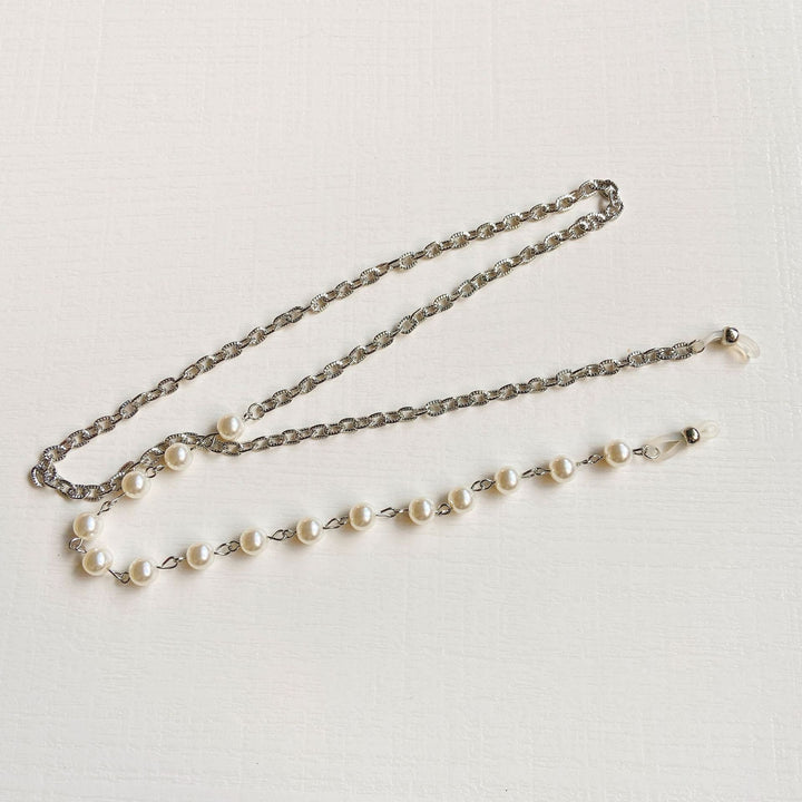 Stylish women's round glasses frame with a detachable pearl chain, an elegant accessory and perfect gift idea.