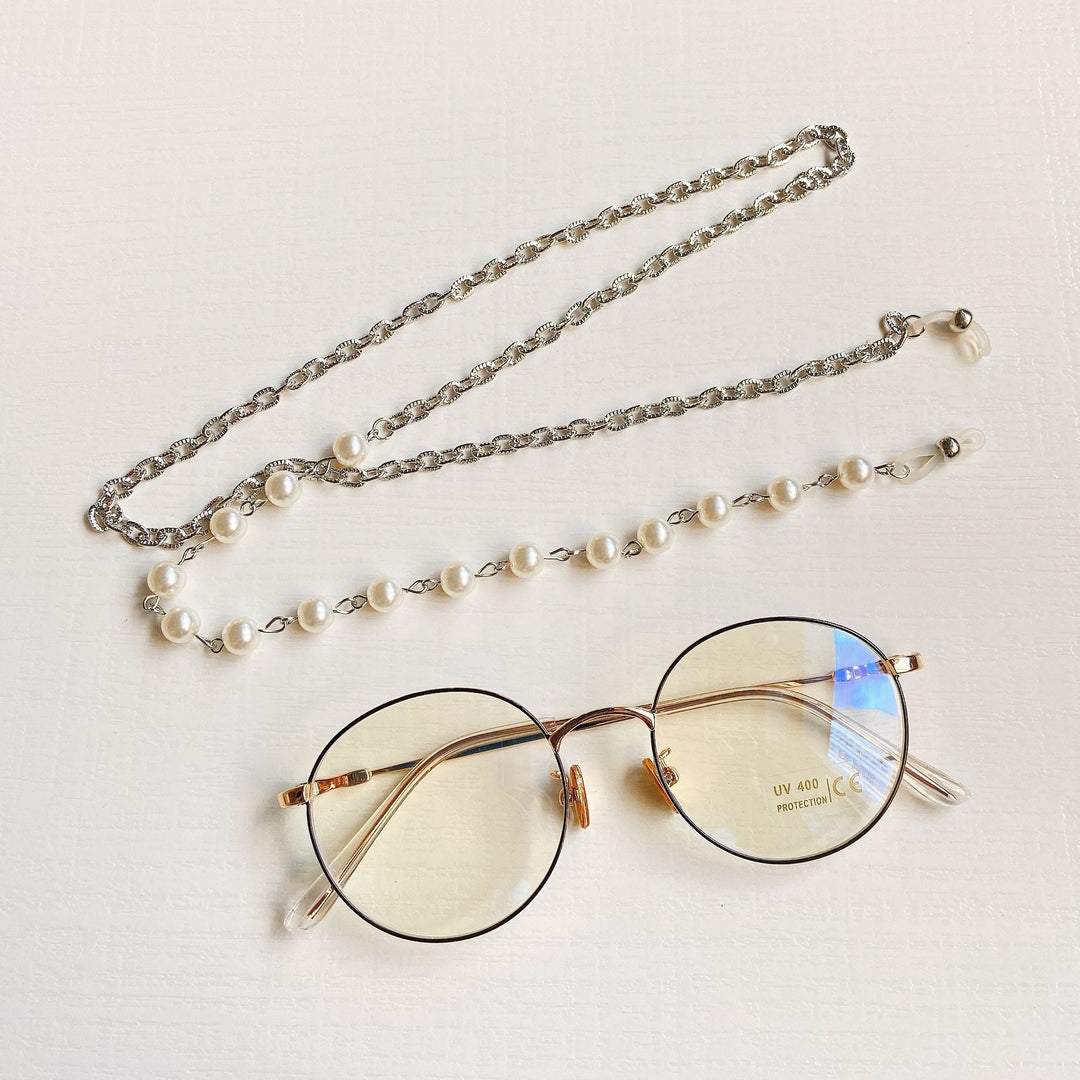 Modern elegant women's glasses frame with a chic pearl chain, a versatile accessory for a sophisticated look.