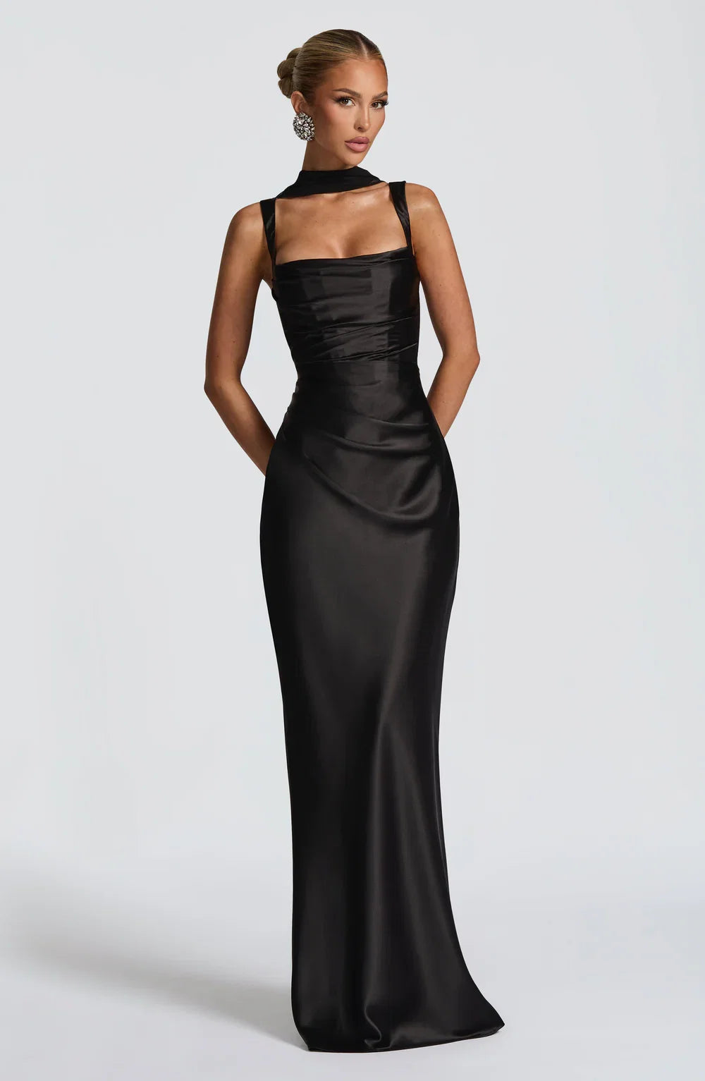Stylish women's sleeveless maxi dress for summer. Elegant ruched waist design, ideal for casual or holiday wear.
