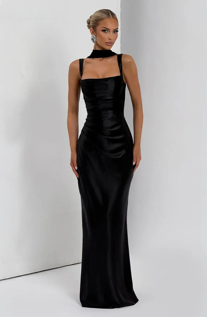 Sleeveless women's maxi dress with elegant ruched waist and lace-up back. Your essential summer fashion.