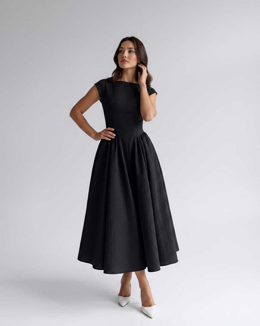 Women's versatile sleeveless A-line midi dress, flared, round neck, suitable for many events.