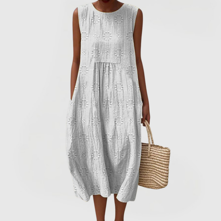 Comfortable women's sleeveless summer dress with pockets, ideal for a relaxed vacation or casual outing.