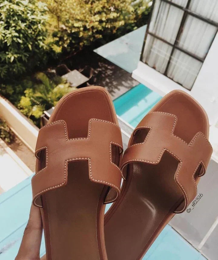 Chic women's slip-on H-strap sandals, featuring a low heel for elegant summer and casual comfort.
