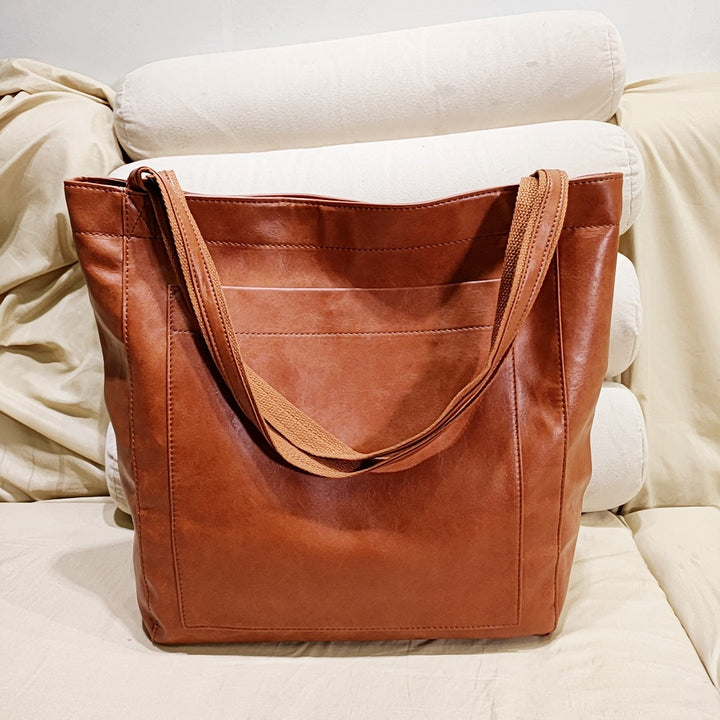 Elegant women's soft genuine leather handbag, a versatile shoulder or crossbody bag for everyday fashion. Organized.