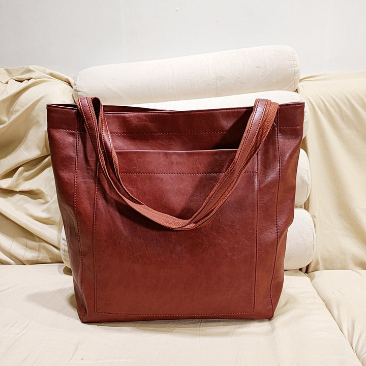 Stylish women's soft leather crossbody bag, an elegant purse perfect for shoulder carry and everyday fashion.