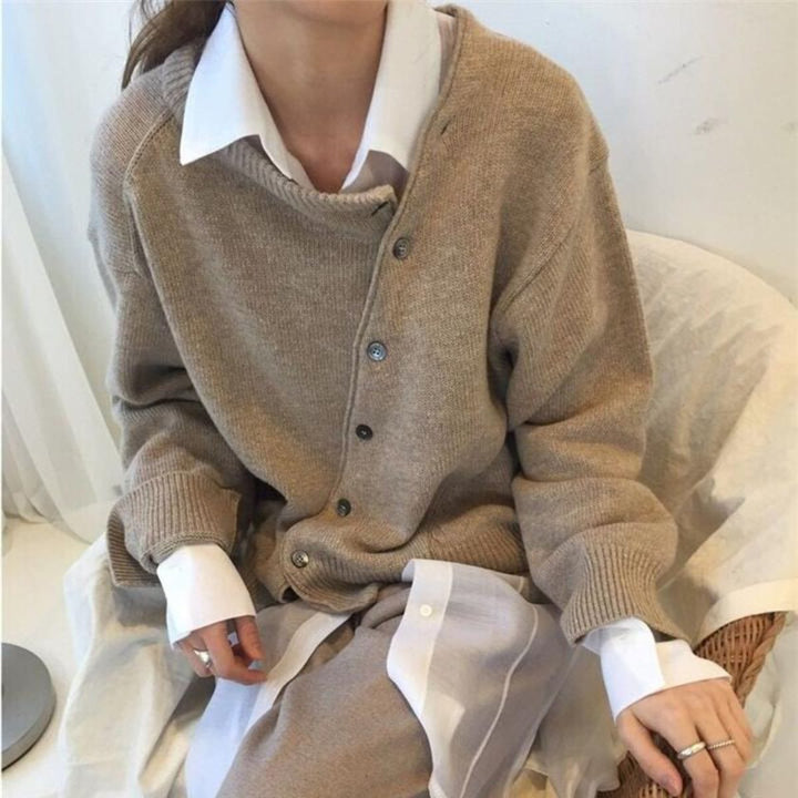 Stylish green women's wrap cardigan. Versatile and elegant fashion for comfortable layering.