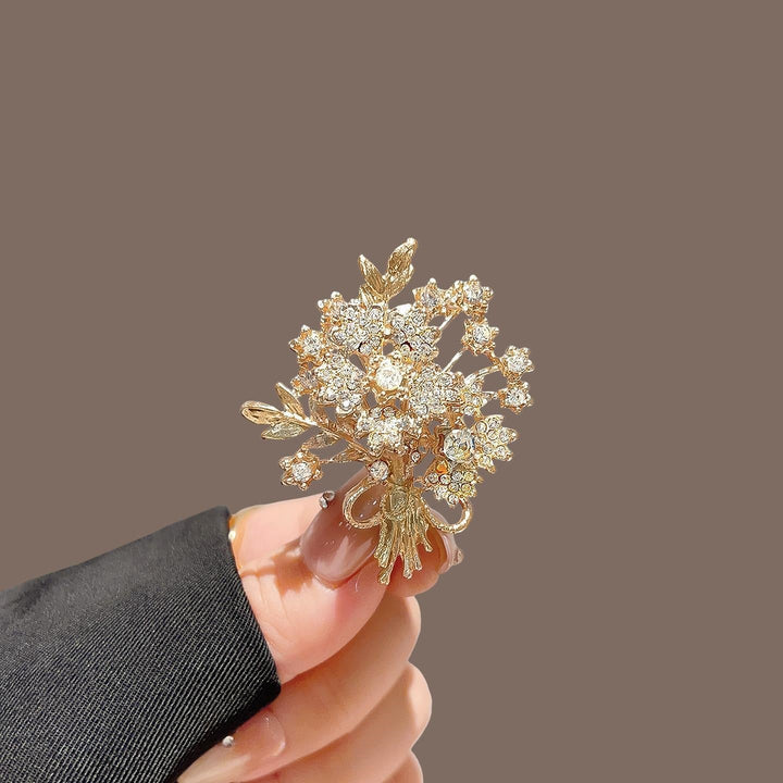 Beautiful crystal leaf brooch pin, elegant women's jewelry accessory, ideal sparkling gift.