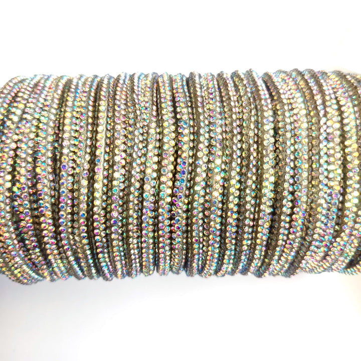 Dazzling women's hairband with sparkling rhinestones, a chic crystal accessory for any outfit.