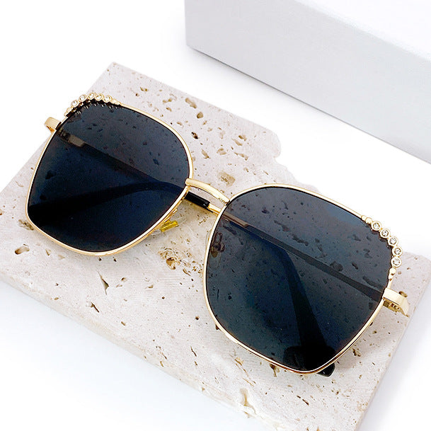 Elegant women's square sunglasses with sparkling accents. Perfect for fashion & summer style.