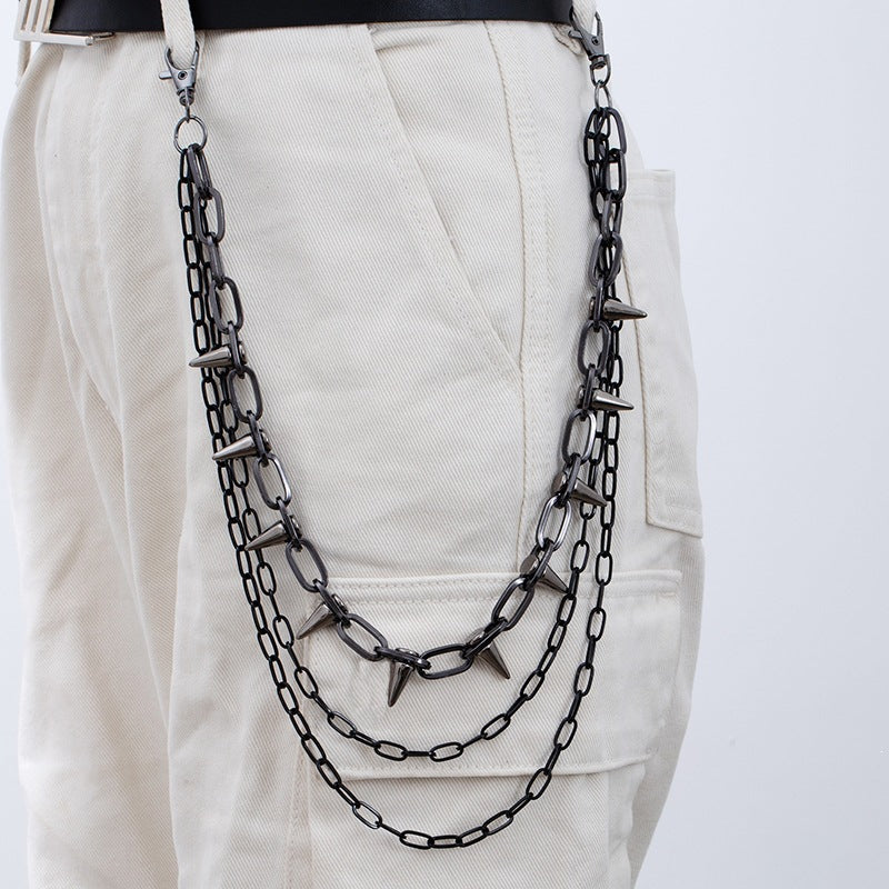 Chic women's statement necklace with versatile modern design, enhancing everyday elegance.