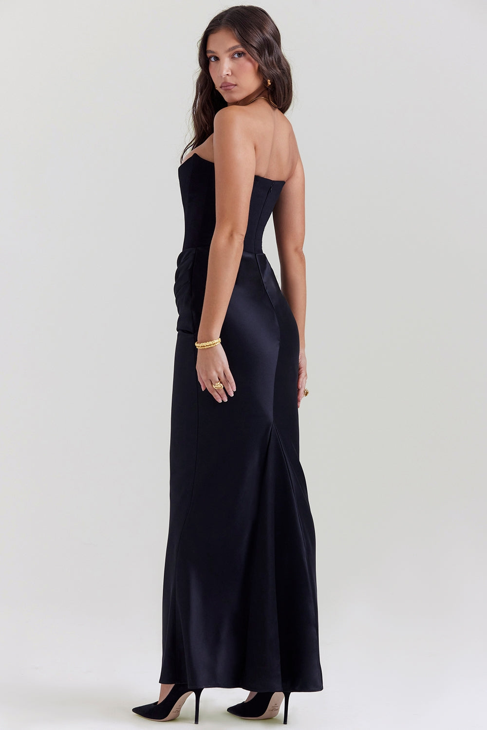 Long women's strapless maxi dress, elegant and formal, suitable for wedding guests & special occasions.