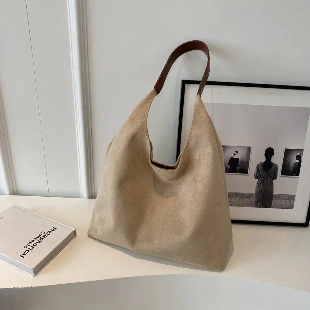 Stylish women's tote bag, featuring a spacious interior and elegant design for daily use.