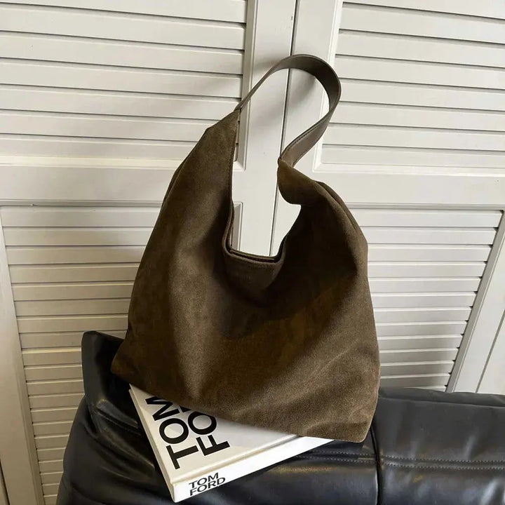 Sophisticated women's suede tote bag, ideal as a minimalist and elegant daily accessory.