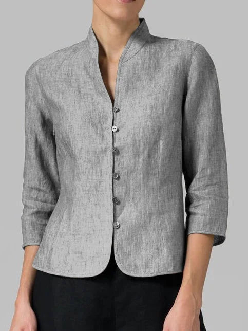 Versatile women's tailored blazer, perfect for professional or casual outfits. Stylish outerwear for elegant women.