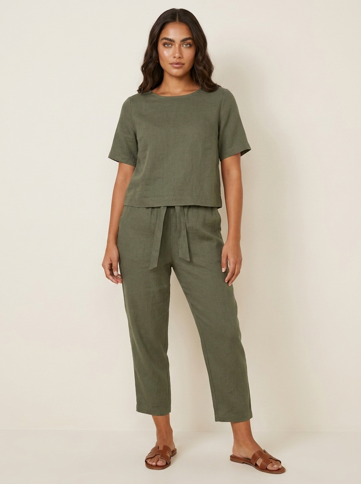 Lightweight women's tie-waist summer outfit, a comfortable and elegant two-piece set.