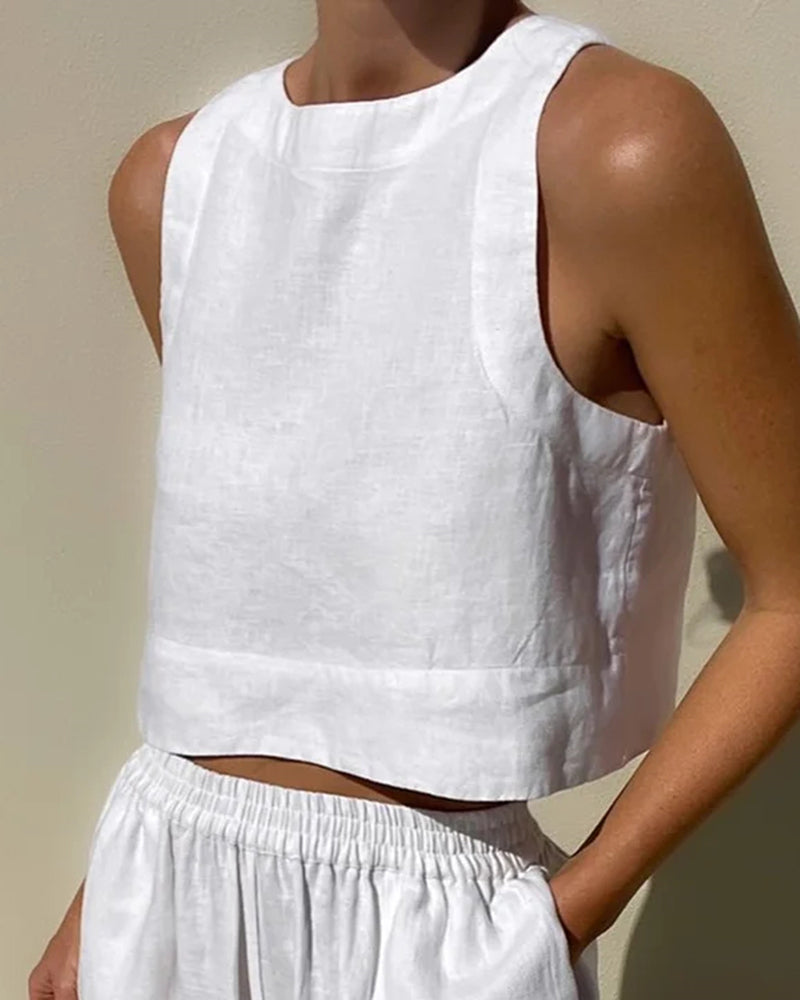 Comfortable women's two-piece loungewear set. Relaxed fit, ideal for casual spring & summer fashion.
