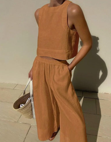 Women's elegant two-piece set with a relaxed fit. Effortless style, a comfortable and versatile matching outfit.