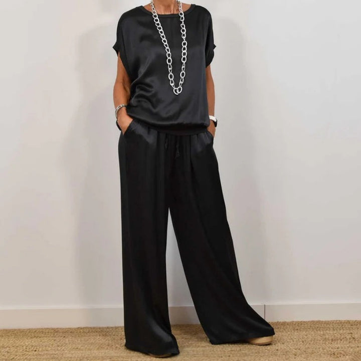 Comfortable women's two-piece set in soft fabric, a casual elegant matching ensemble.