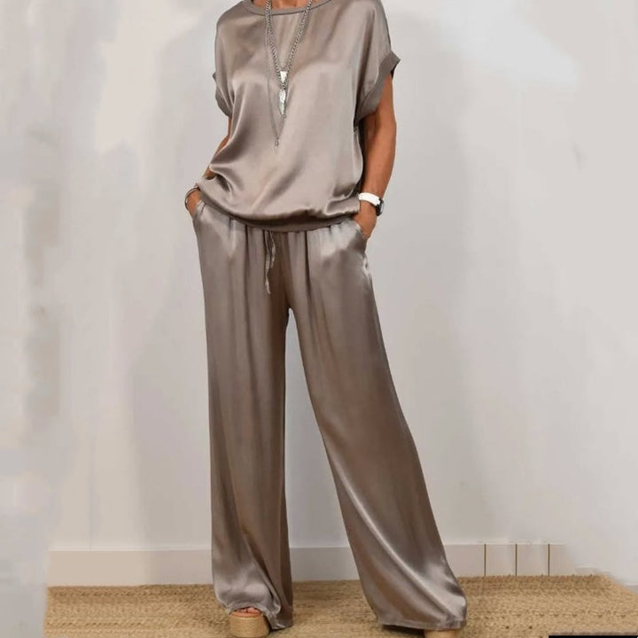 Versatile women's two-piece outfit set for any occasion, a stylish and chic matching ensemble.