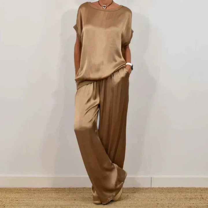 Chic women's two-piece outfit with an adjustable fit, an elegant and comfortable matching set.