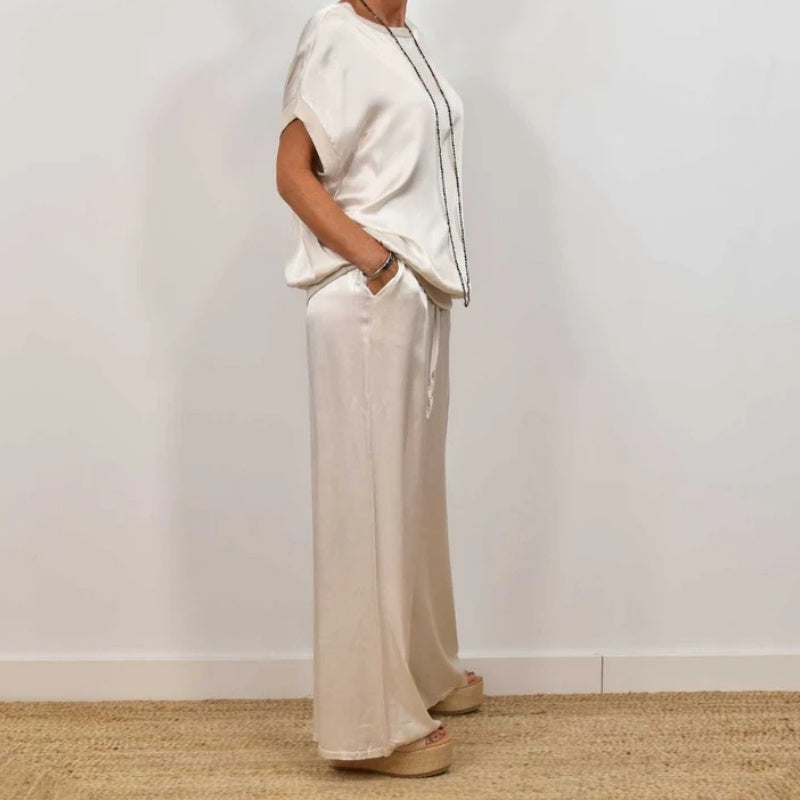 Stylish women's matching two-piece set, an elegant outfit for comfortable and chic wear.