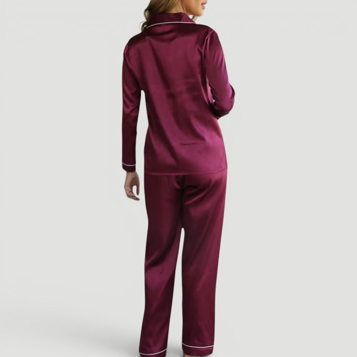 Cozy women's two-piece sleepwear set, an elegant pajama perfect for relaxing at home in style.
