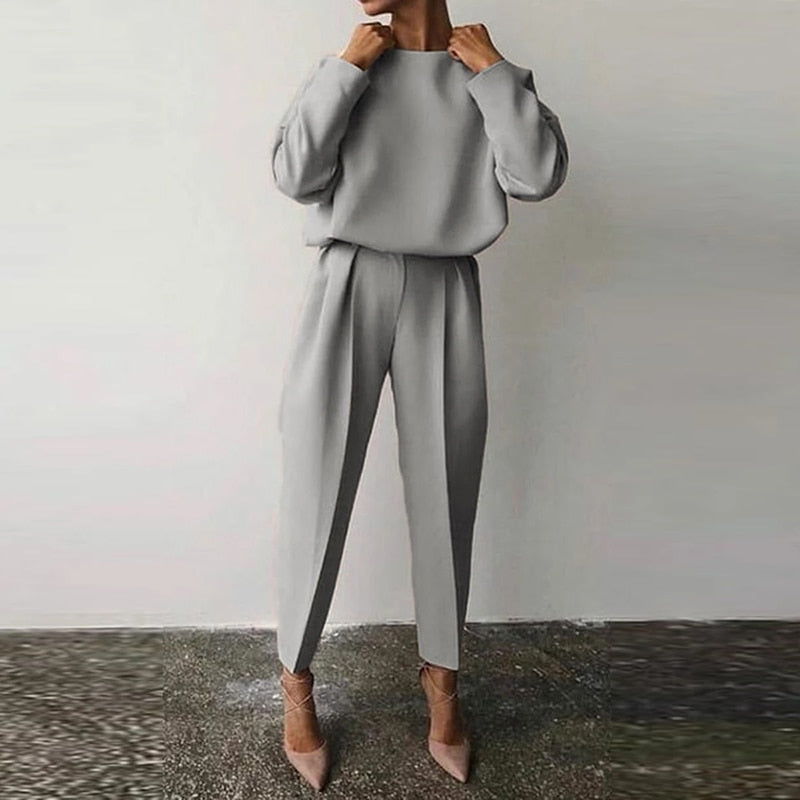 Chic women's two-piece suit set: versatile smart casual outfit for the office & modern elegant fashion.