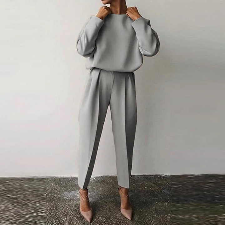 Chic women's two-piece suit set: versatile smart casual outfit for the office & modern elegant fashion.
