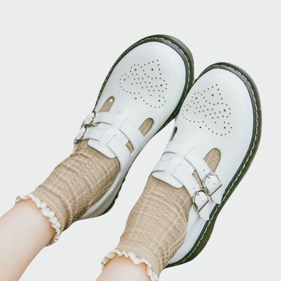 Elegant women's two-tone Mary Jane shoes with comfortable block heel & adjustable strap, perfect for classic style.