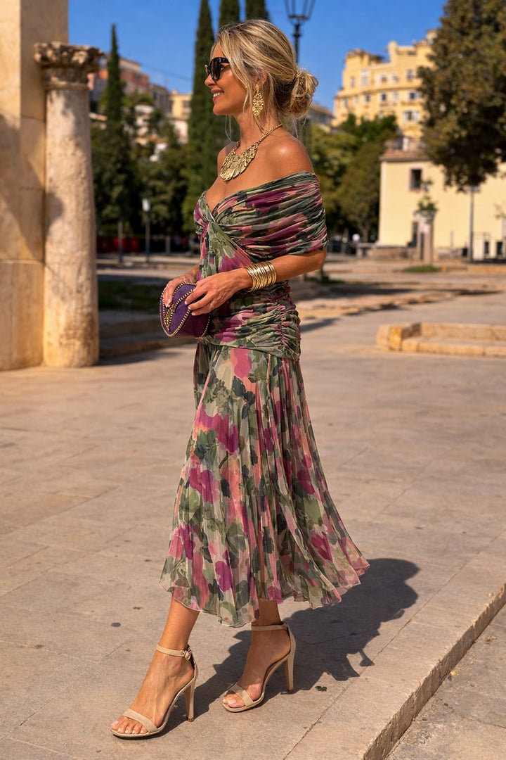 Long evening wear V-neck dress, perfect for formal events, parties, and special occasions. Features pleated waist.