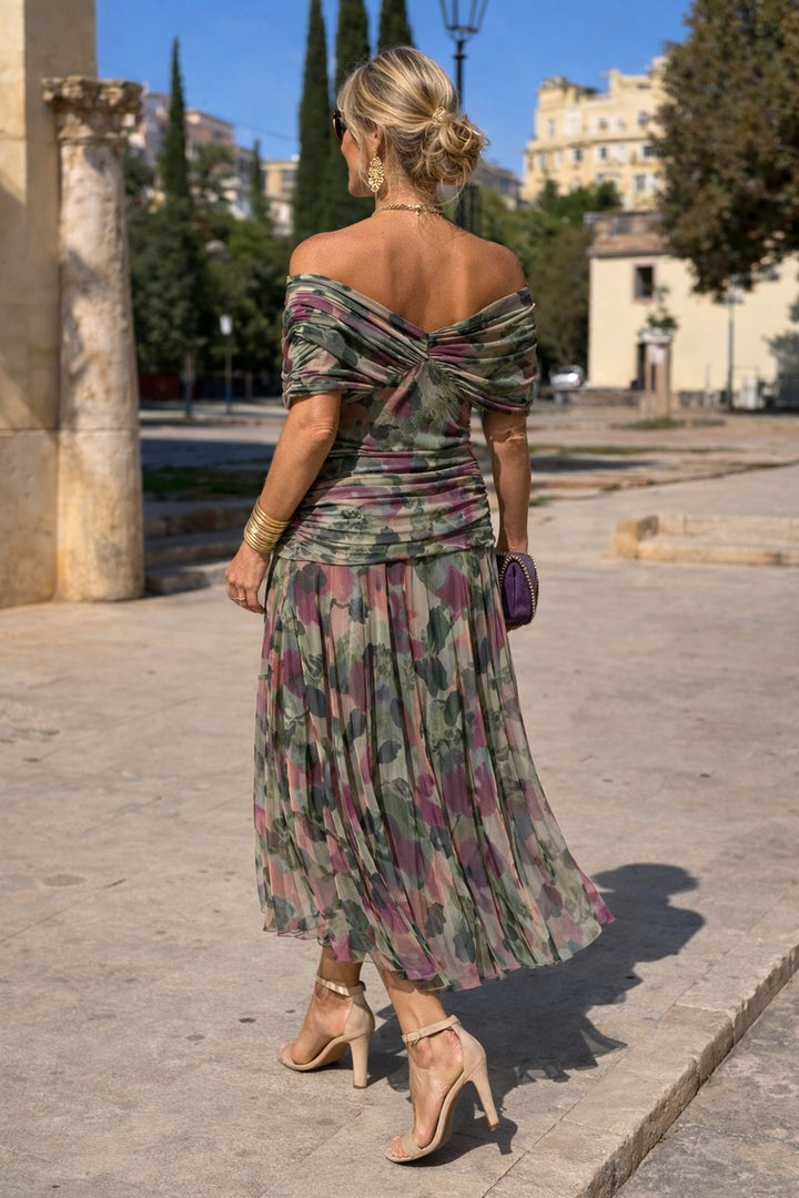 Sophisticated women's V-neck party dress with a pleated waist, a stylish choice for any special event.
