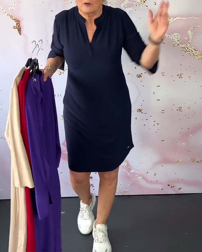 Chic V-neck sleeveless maxi dress for women, offering an elegant and comfortable fit. Ideal as a casual or evening dress.