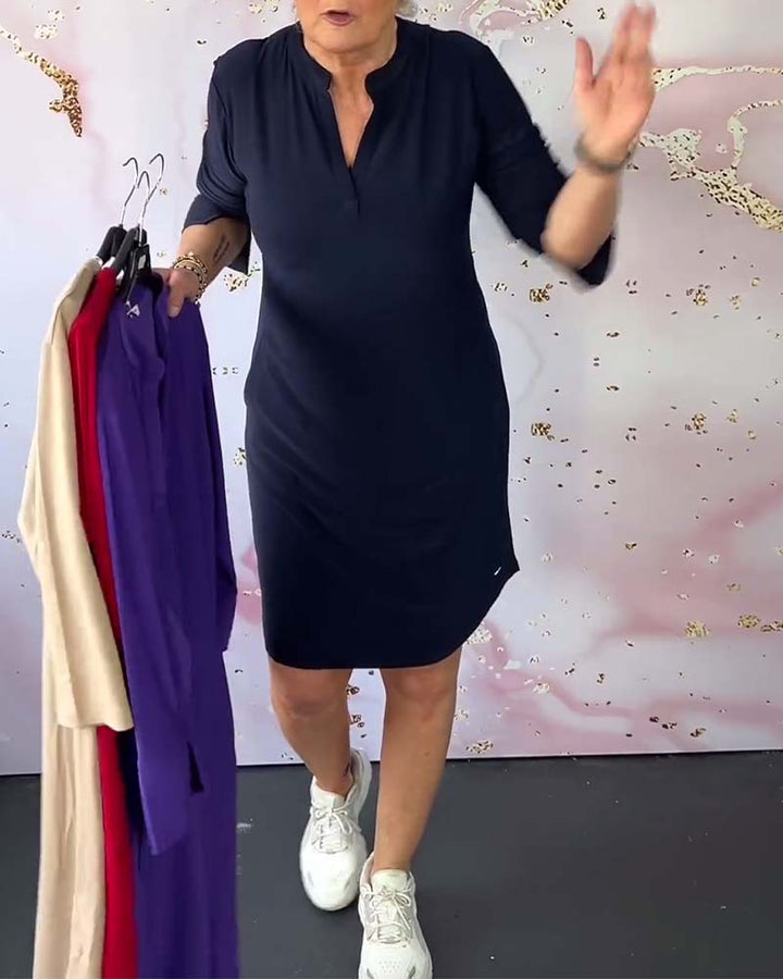 Chic V-neck sleeveless maxi dress for women, offering an elegant and comfortable fit. Ideal as a casual or evening dress.