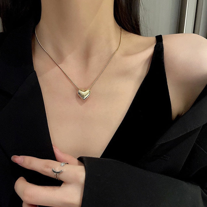Adjustable elegant pearl lariat necklace for women. A stunning gold statement piece of fashion jewelry.