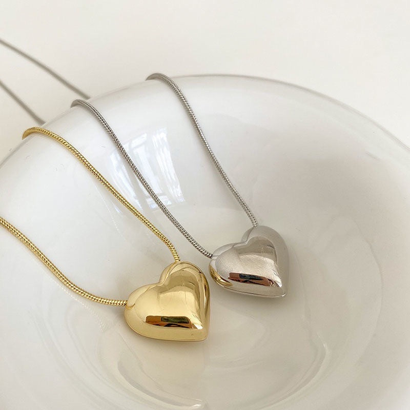 Delicate gold lariat necklace featuring lustrous white pearls, an elegant women's fashion jewelry gift.
