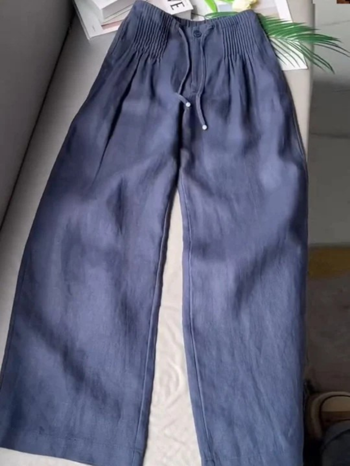 Stylish women's wide-leg trousers in a breathable cotton blend, ideal for elegant and relaxed wear.
